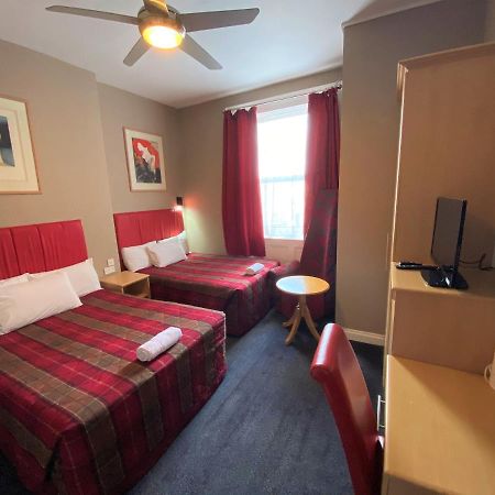 Lampton Guest House Гаунслоу Екстер'єр фото