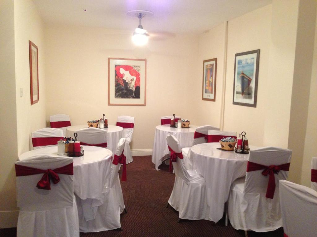 Lampton Guest House Гаунслоу Екстер'єр фото
