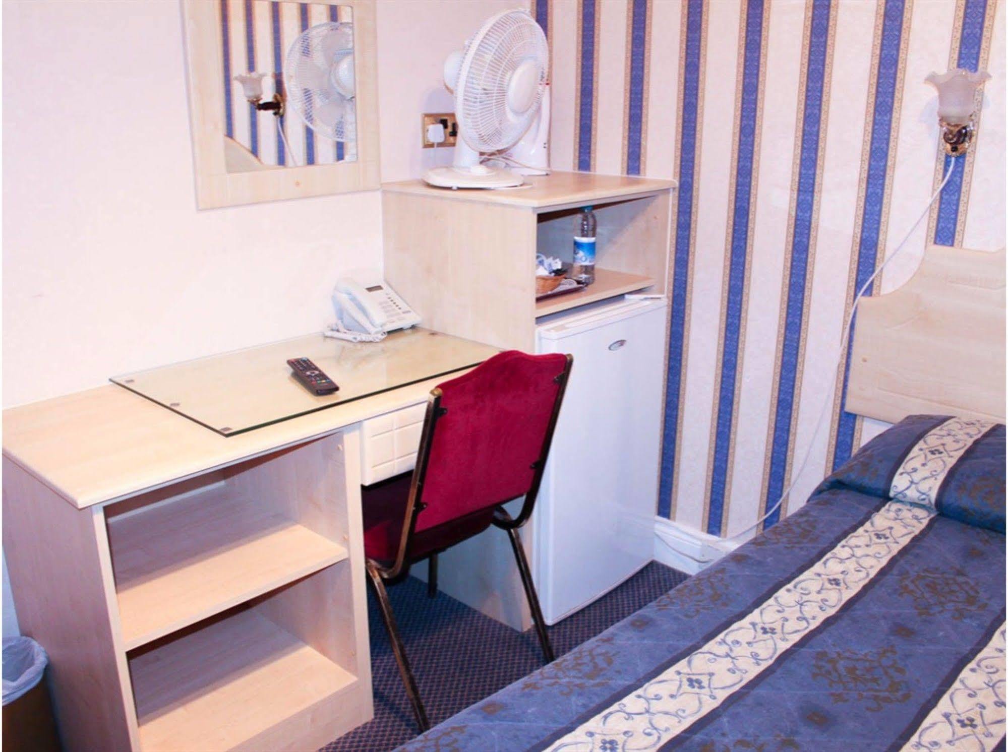 Lampton Guest House Гаунслоу Екстер'єр фото