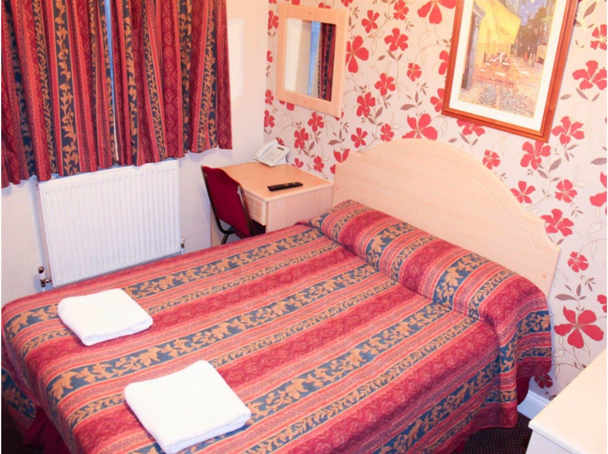 Lampton Guest House Гаунслоу Екстер'єр фото