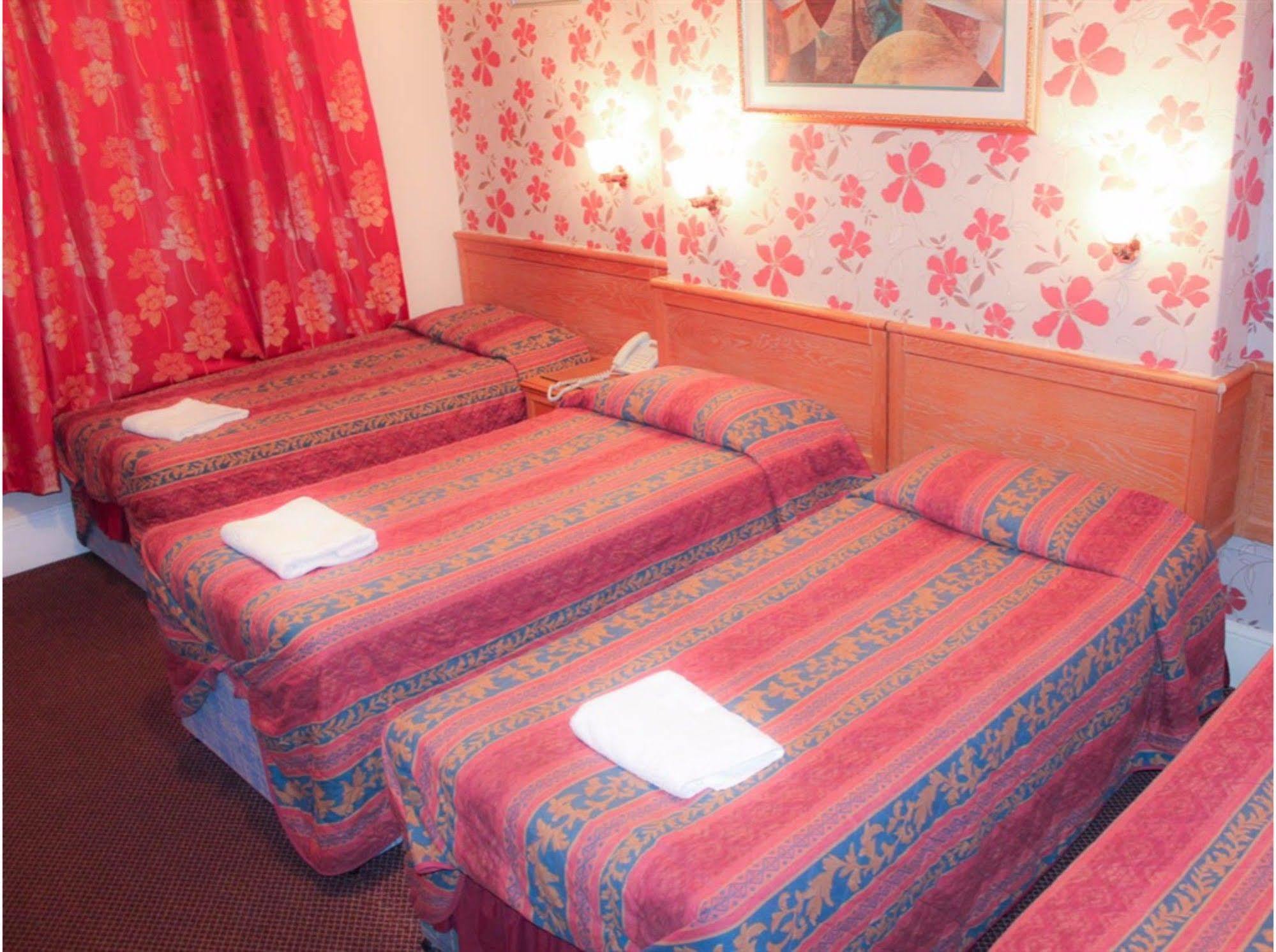 Lampton Guest House Гаунслоу Екстер'єр фото