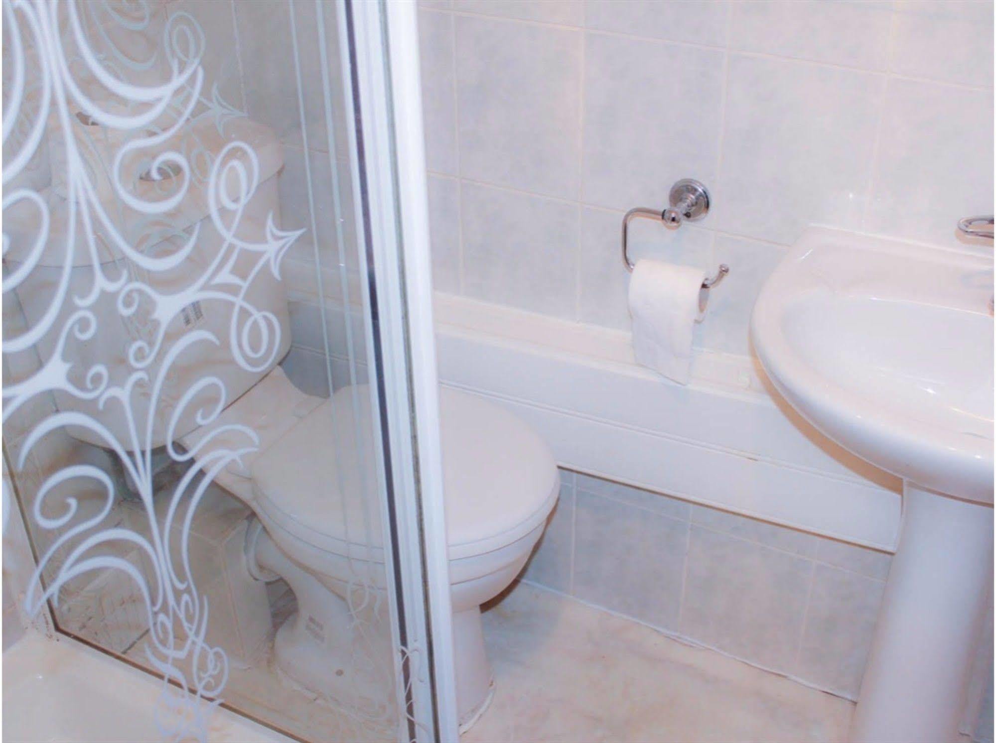 Lampton Guest House Гаунслоу Екстер'єр фото