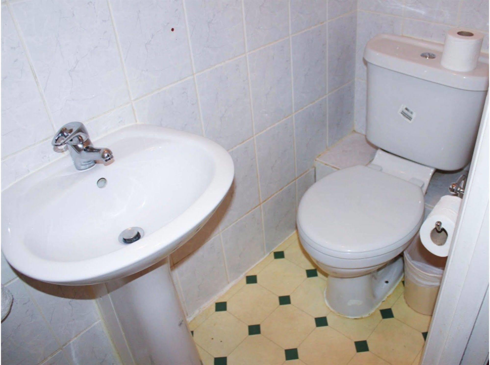 Lampton Guest House Гаунслоу Екстер'єр фото