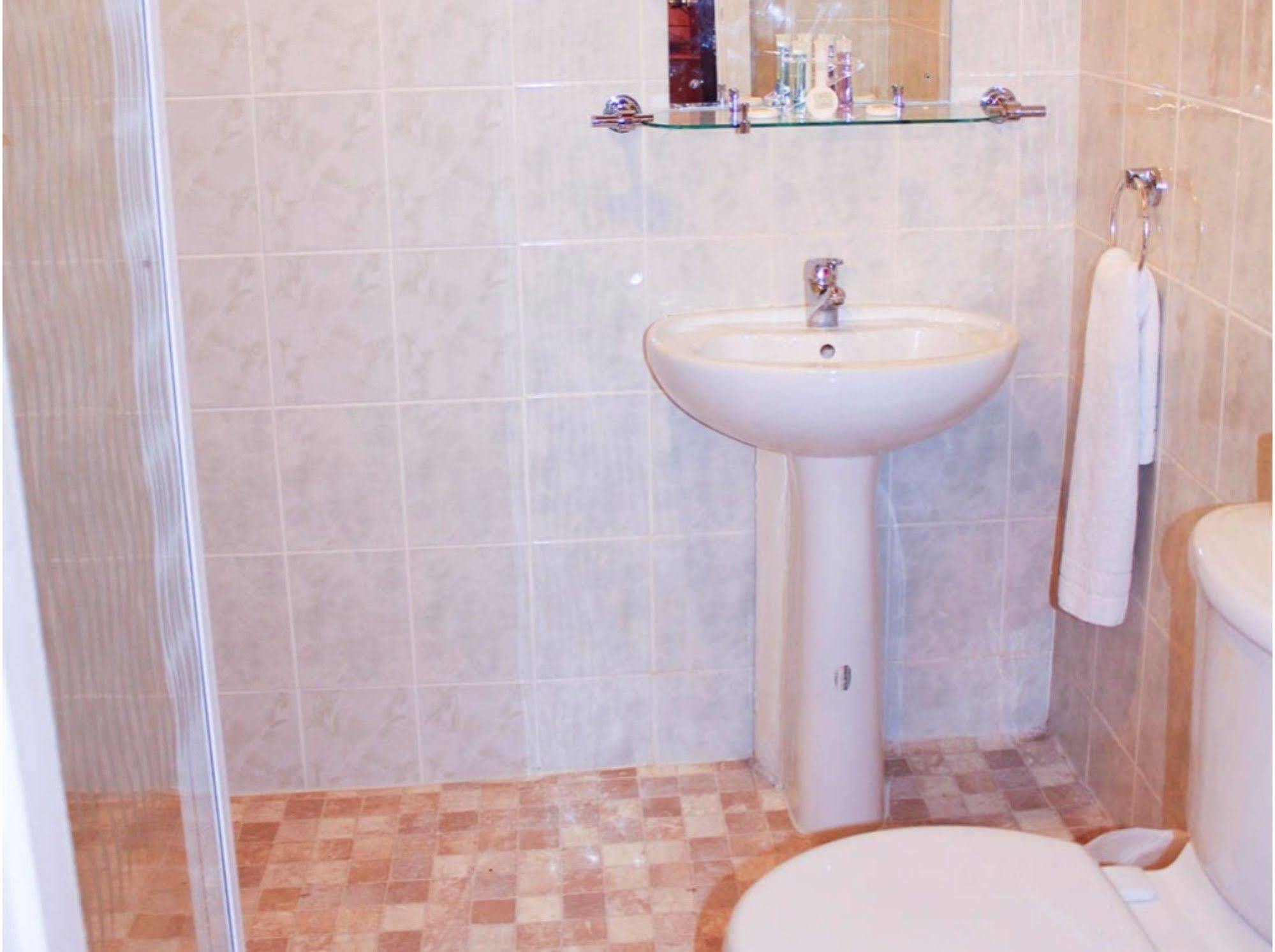 Lampton Guest House Гаунслоу Екстер'єр фото