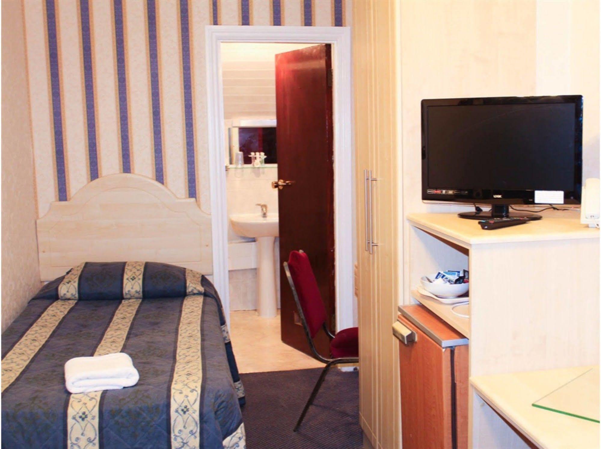 Lampton Guest House Гаунслоу Екстер'єр фото