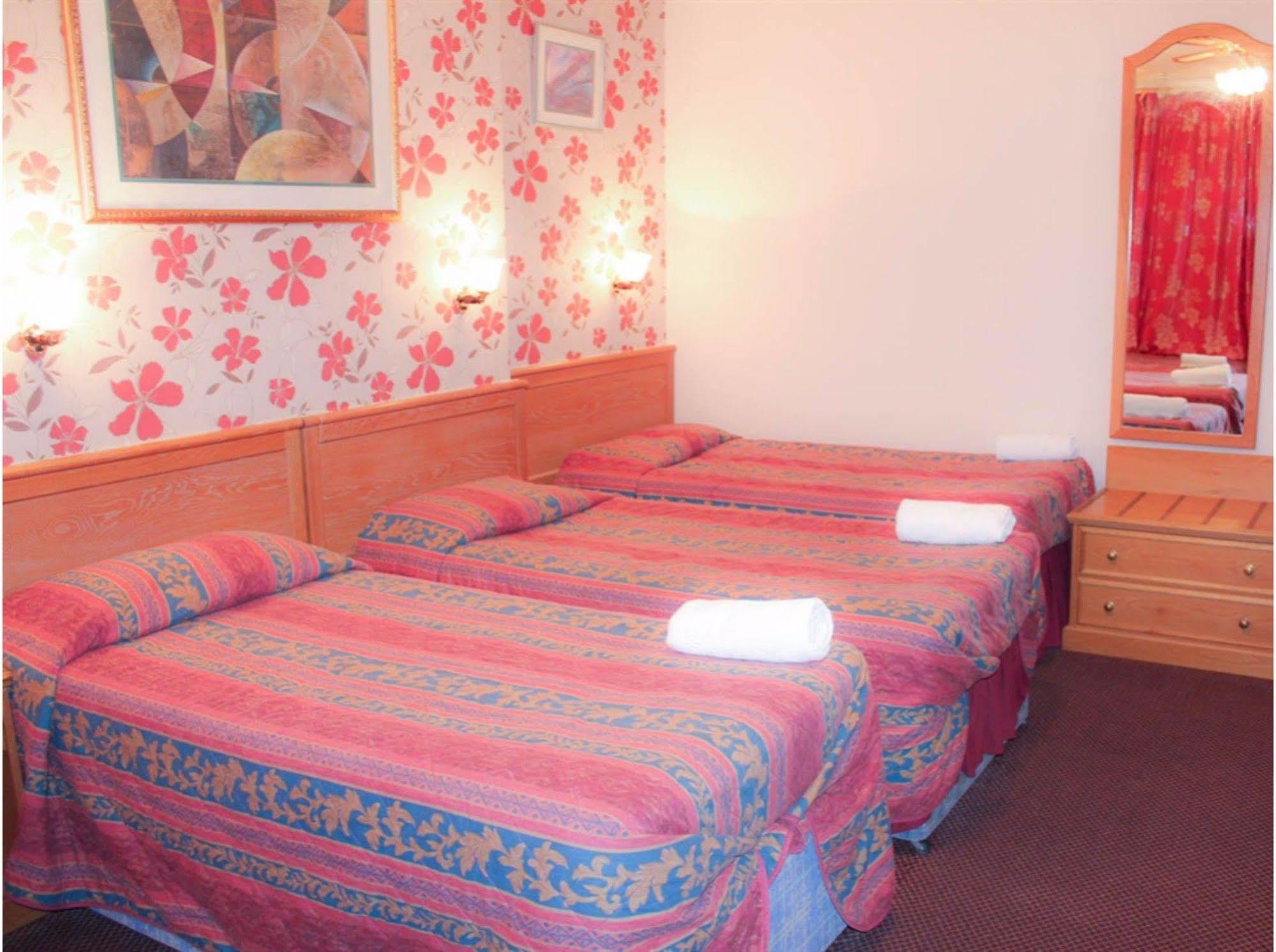 Lampton Guest House Гаунслоу Екстер'єр фото
