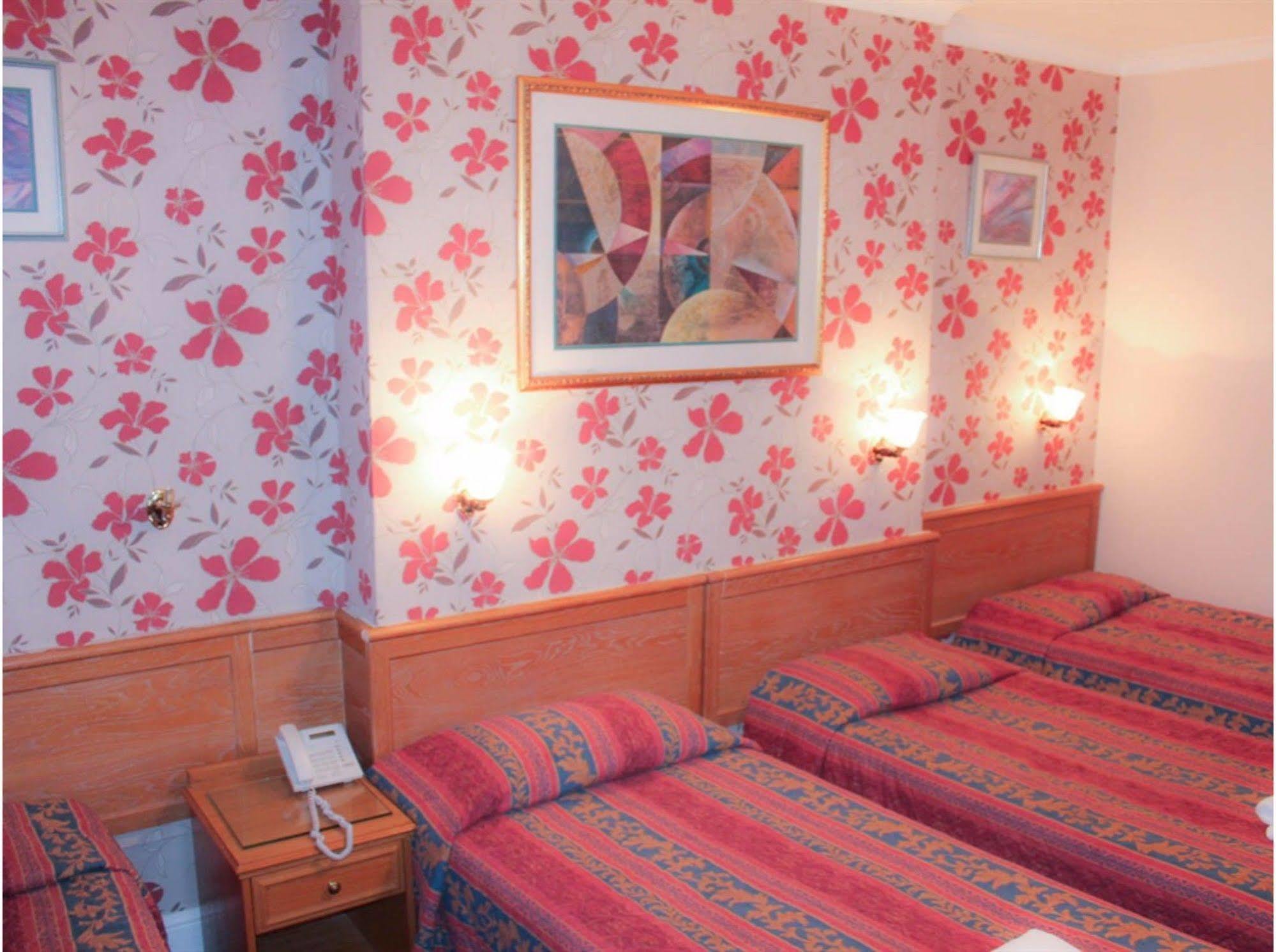 Lampton Guest House Гаунслоу Екстер'єр фото