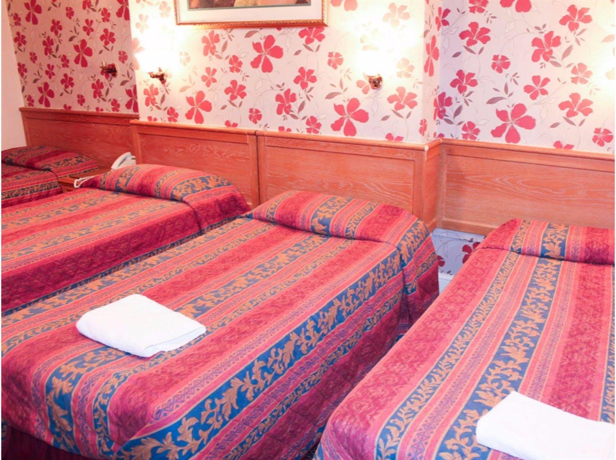 Lampton Guest House Гаунслоу Екстер'єр фото