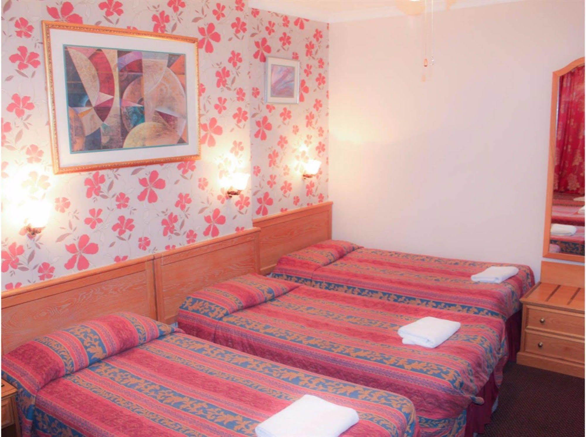 Lampton Guest House Гаунслоу Екстер'єр фото