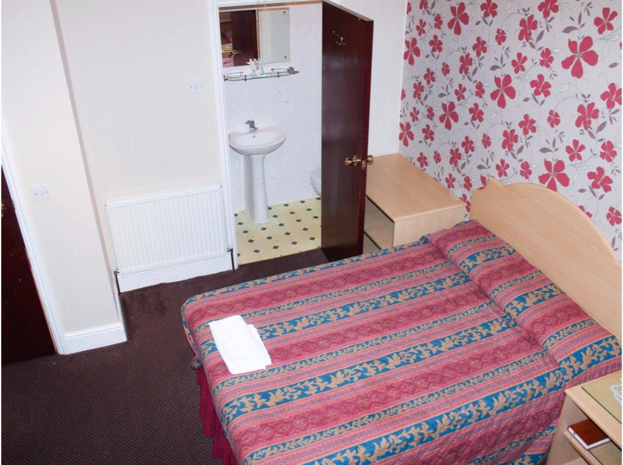 Lampton Guest House Гаунслоу Екстер'єр фото