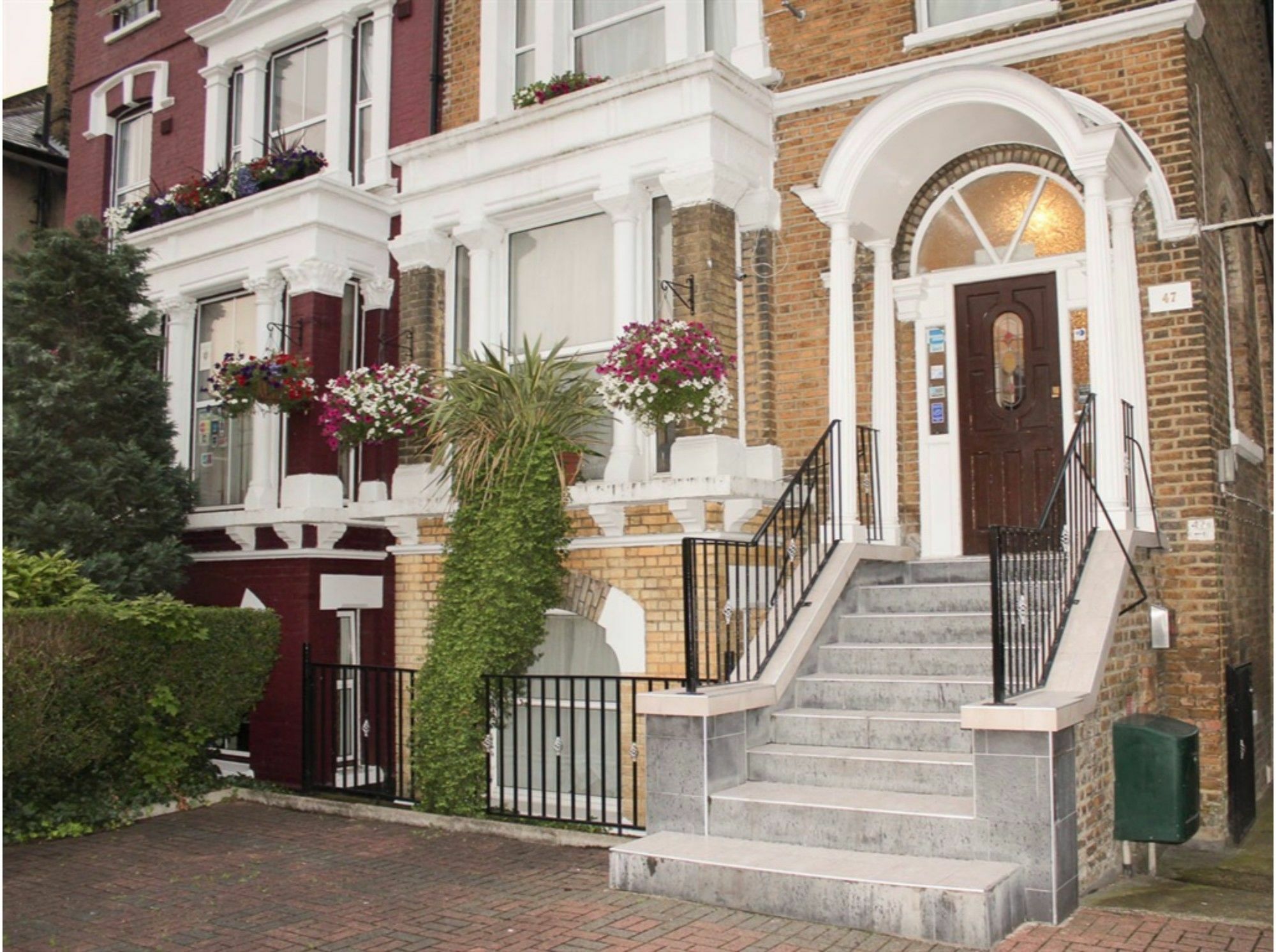 Lampton Guest House Гаунслоу Екстер'єр фото