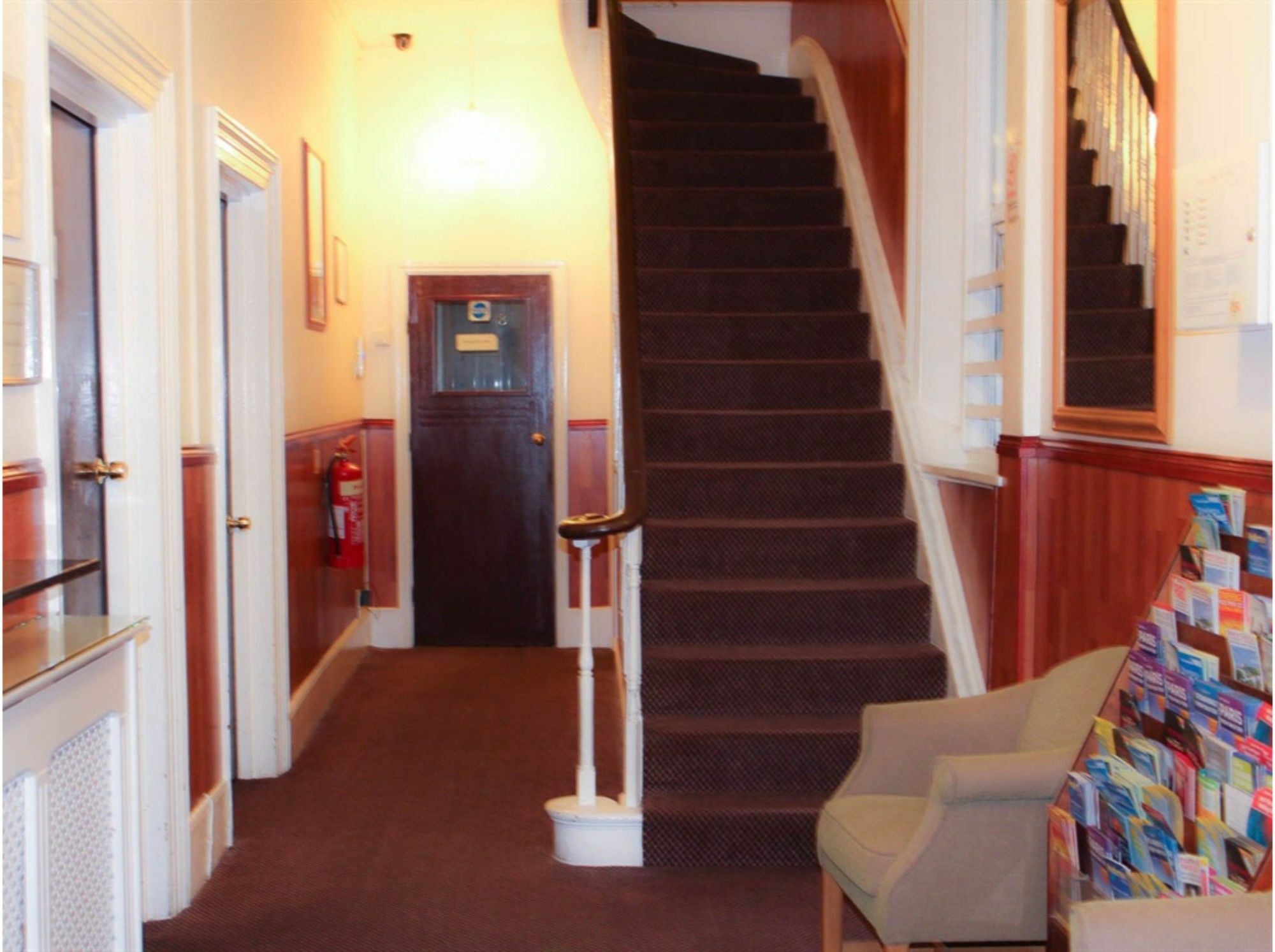 Lampton Guest House Гаунслоу Екстер'єр фото