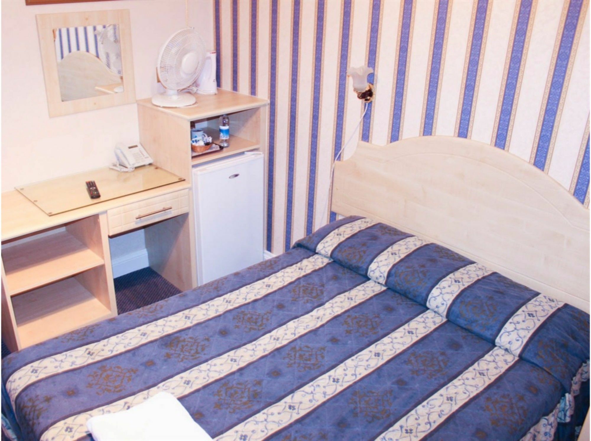 Lampton Guest House Гаунслоу Екстер'єр фото