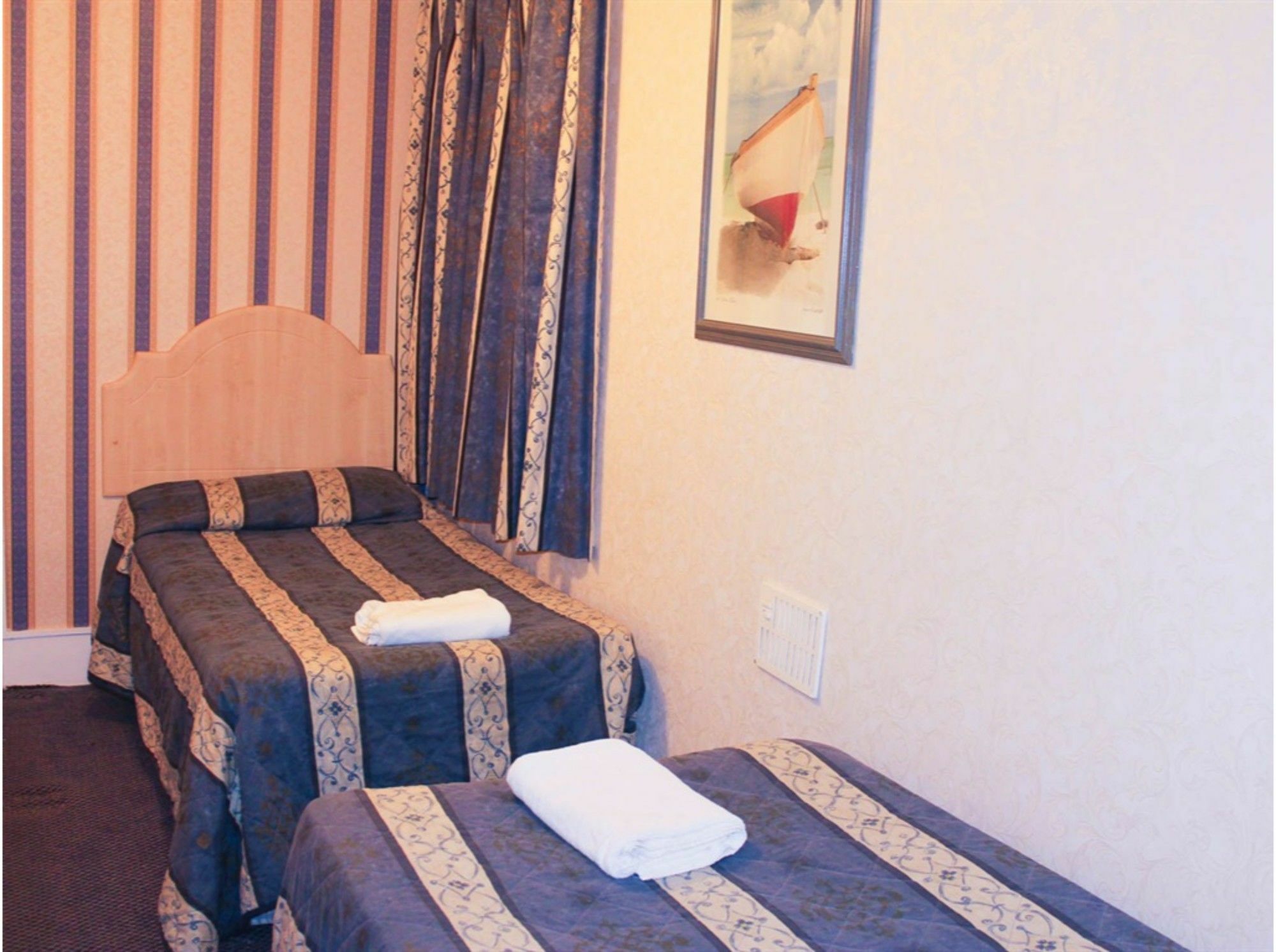 Lampton Guest House Гаунслоу Екстер'єр фото