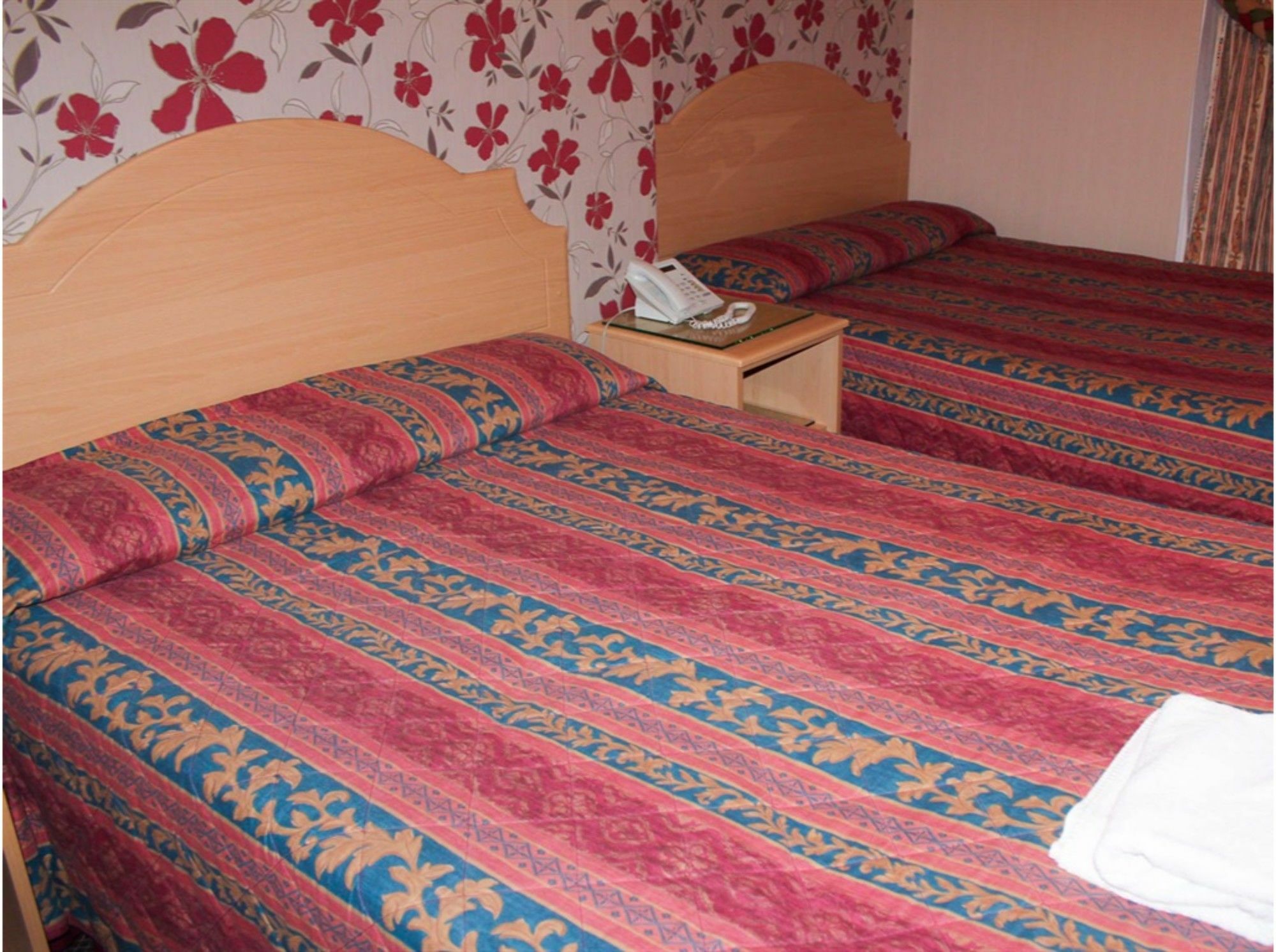 Lampton Guest House Гаунслоу Екстер'єр фото