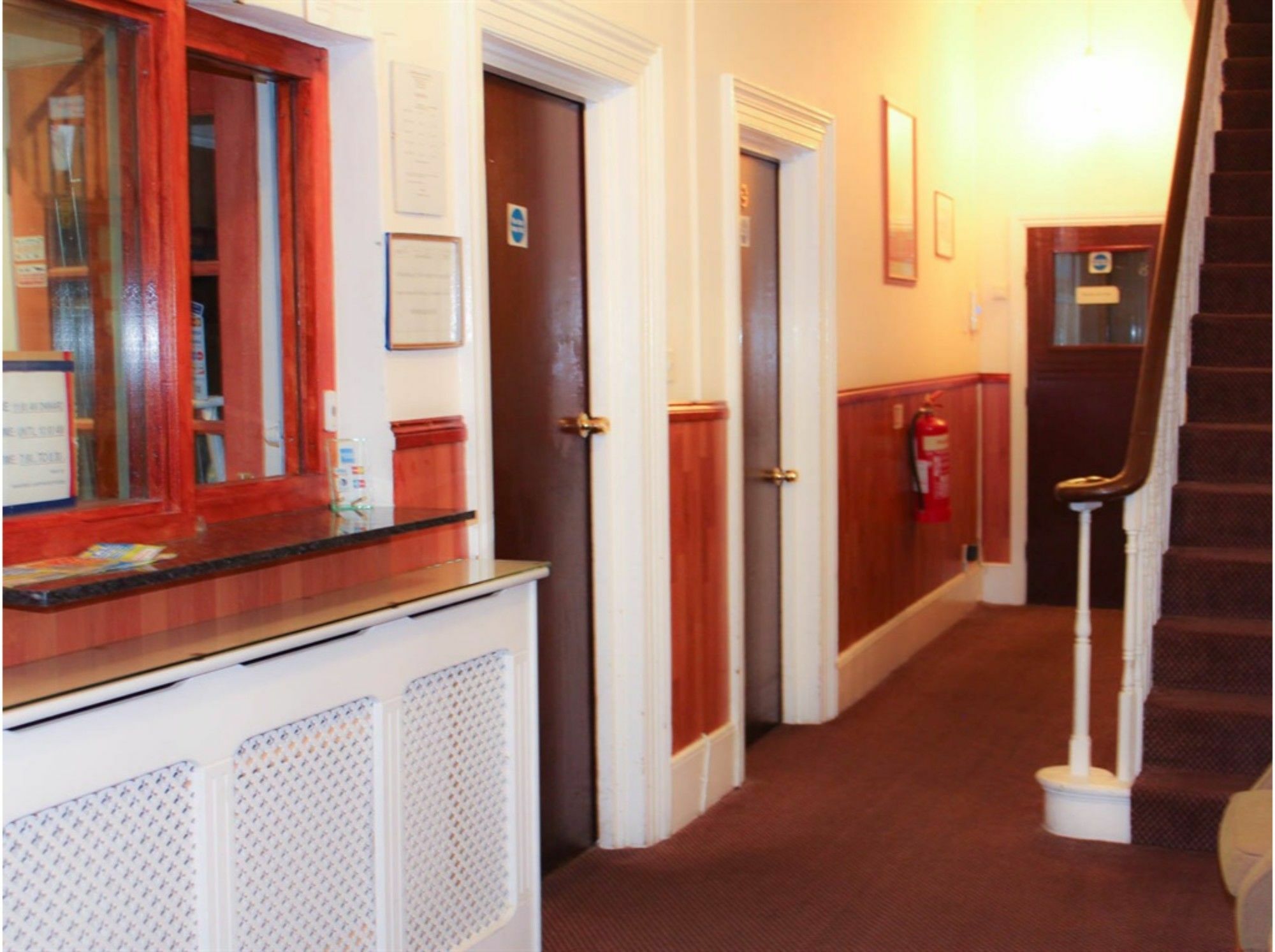 Lampton Guest House Гаунслоу Екстер'єр фото