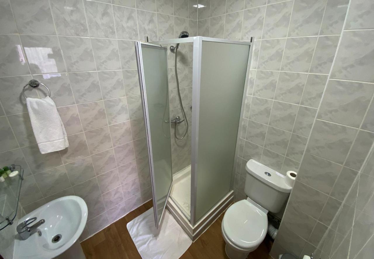 Lampton Guest House Гаунслоу Екстер'єр фото