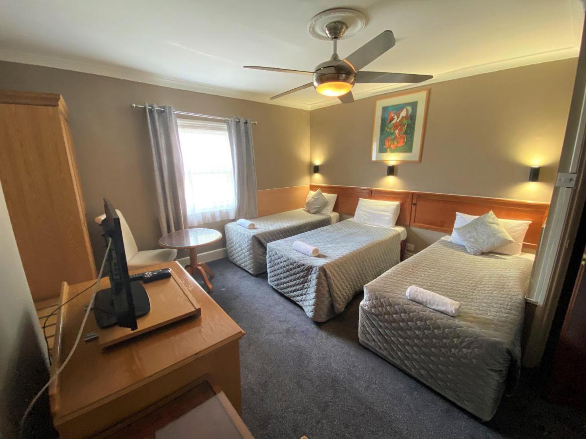 Lampton Guest House Гаунслоу Екстер'єр фото