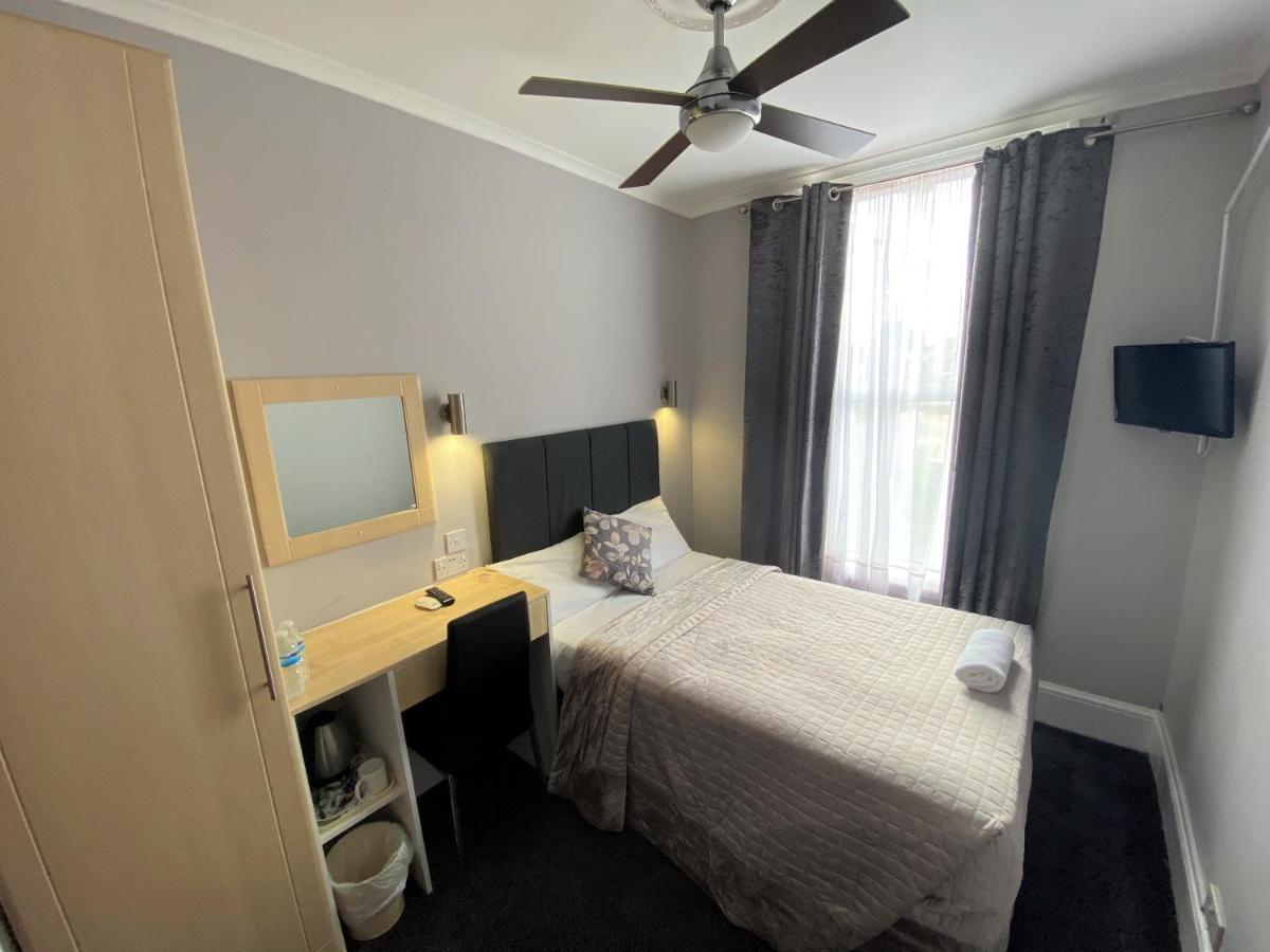 Lampton Guest House Гаунслоу Екстер'єр фото