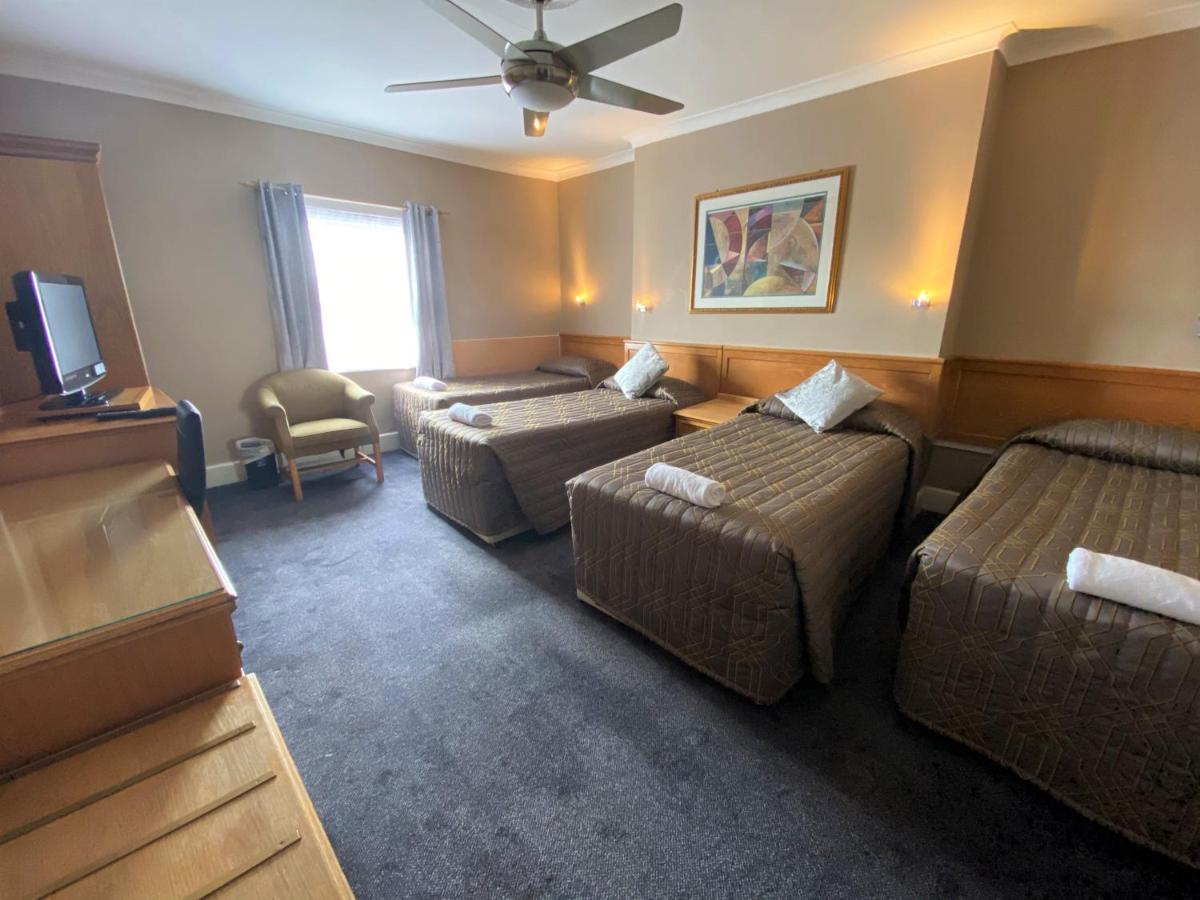 Lampton Guest House Гаунслоу Екстер'єр фото