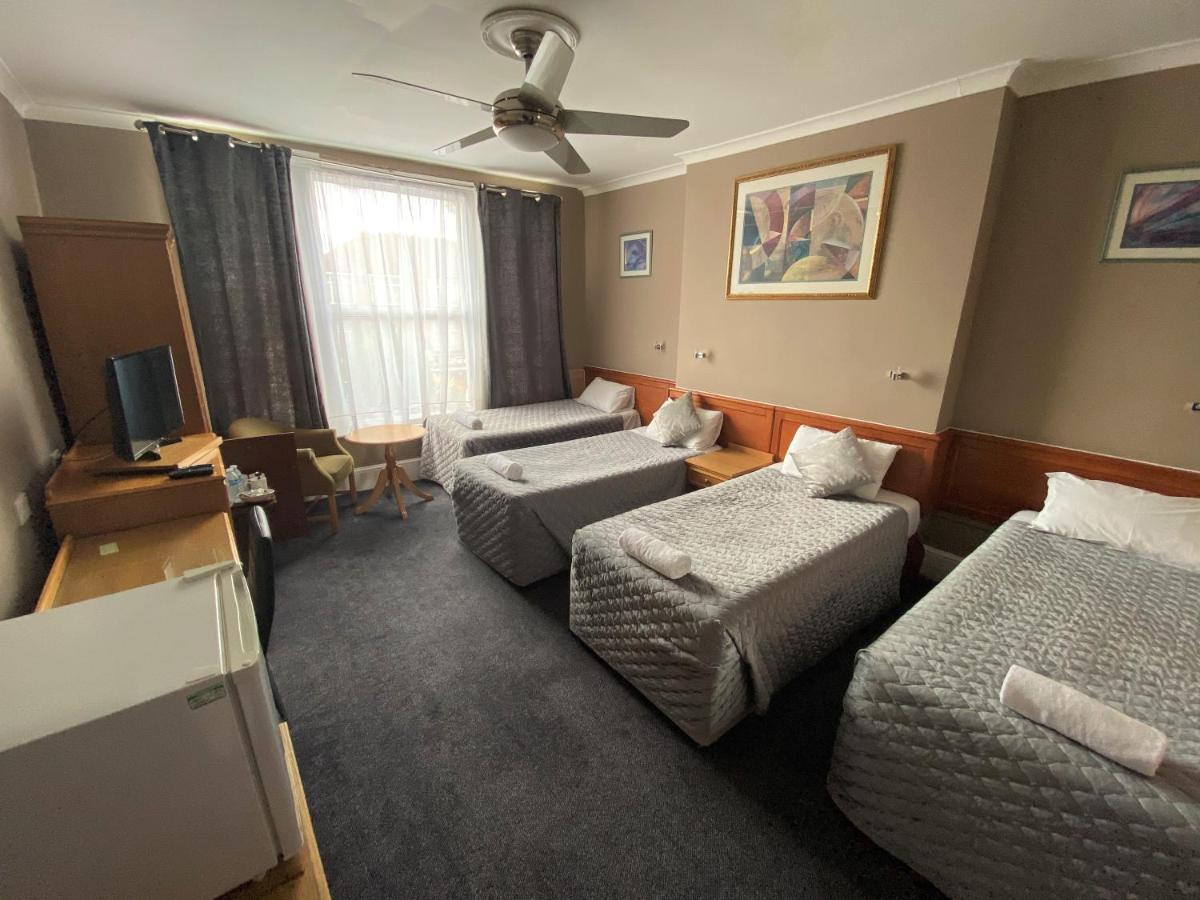Lampton Guest House Гаунслоу Екстер'єр фото