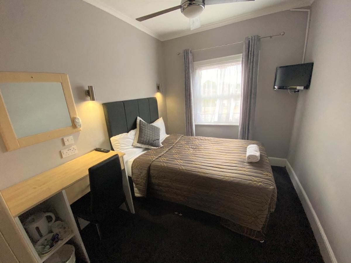 Lampton Guest House Гаунслоу Екстер'єр фото